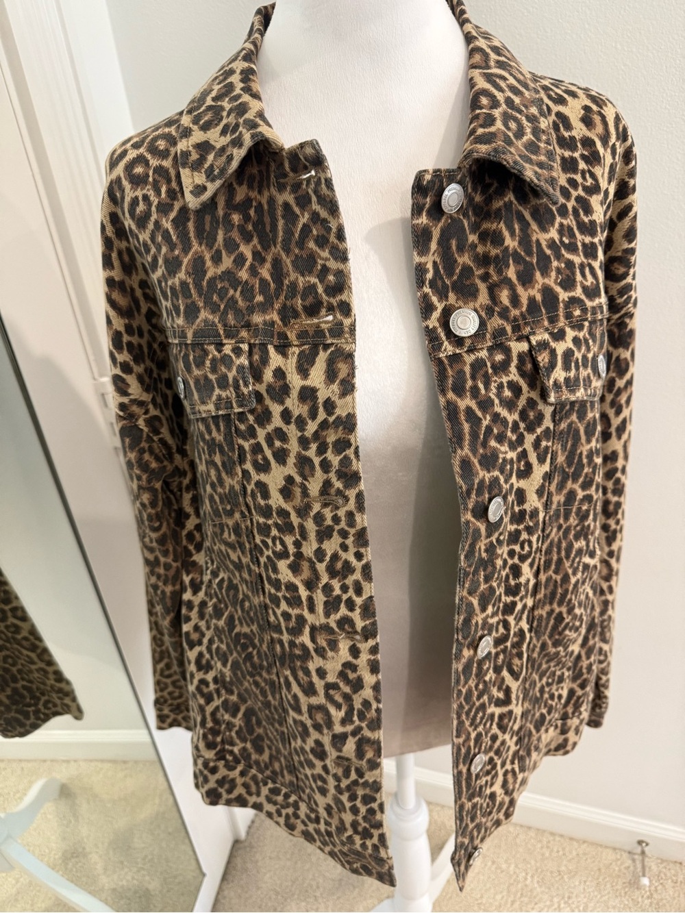 Vero Moda oversized denim jacket in washed leopard print Size Medium - Picture 2 of 12